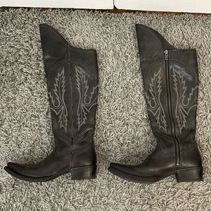 Gorgeous Ariat Cowboy boots. Stylish and very comfortable.Size 8 1/2